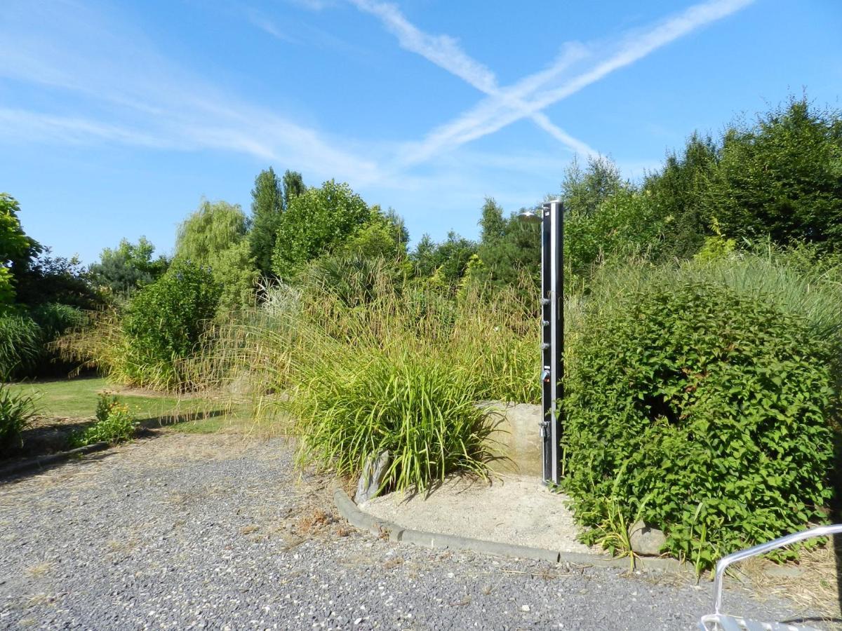 Gite La Grenouillere Esqueheries Exteriör bild
